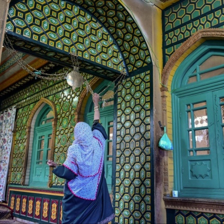 Eine Frau betet im Schrein von Syed Abdul Qadir Geelani während des ersten Tages des Ramadan.