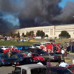 Dichte Rauchwolken steigen am 11.9.2001 aus dem teilweise zerstörten Pentagon in Washington auf