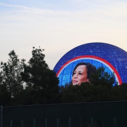 Auf der Sphere, einer kugelförmige Mehrzweckhalle in Las Vegas, strahlt eine Wahlkampfwerbung für die demokratische Präsidentschaftskandidatin und US-Vizepräsidentin Kamala Harris. 