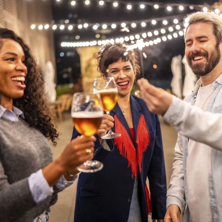 Freunde stoßen mit Bier und Wunderkerzen an