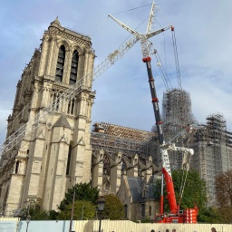 Das Bild zeigt die Bauarbeiten an der Kathedrale Notre-Dame de Paris, in der am 15. April 2019 ein Großbrand entstanden war. Viele Teile des Dachstuhls verbrannten und werden nun wieder aufgebaut. 