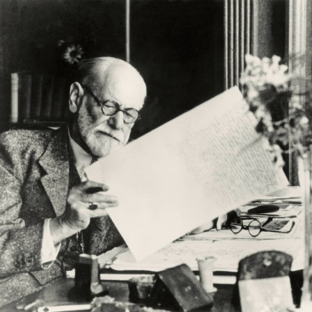Sigmund Freud am Schreibtisch in London (Hampstead, Maresfield Gardens), um um 1938/1939