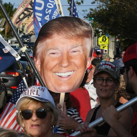 Anhänger von Donald Trump warten in West Palm Beach, Florida, auf den Ex-Präsidenten nach seiner Anklage in New York.