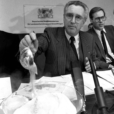 Umweltminister Alfred Dick (CSU)  in München mit verseuchtem Molkepulver