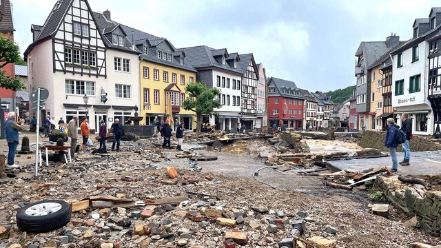 Die Jahrhundertflut verwüstete Städte und Dörfer - eine unvorstellbare Katastrophe.