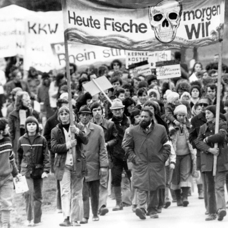 Mehrere tausend Kernkraftgegner demonstrieren am Ostermontag, den 31.3.1975 mit einem Sternmarsch gegen die geplante Errichtung des Atomkraftwerkes Wyhl im Kreis Emmerdingen in Baden-Württemberg