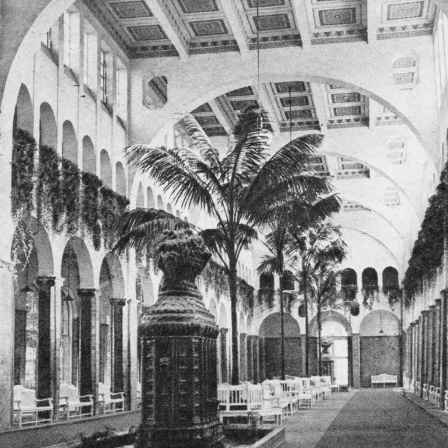 Historischer Blick in eine Wandelhalle im Kurort Bad Kissingen, ca. 1943