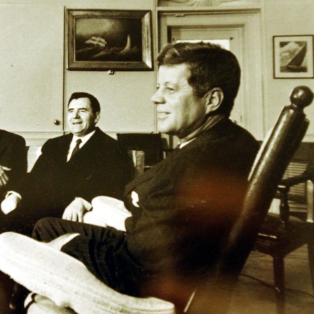 Kubakrise: Präsident John F. Kennedy (rechts) beim Treffen mit dem sowjetischen Botschafter Andrei Gromyko (zweiter von rechts) und weiteren sowjetischen Abgesandten im Oval Office in Washington D.C. am 18. Oktober 1962