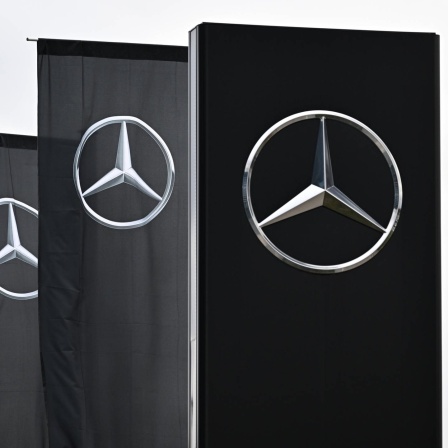 Das Logo der Automarke Mercedes-Benz ist weht an Fahnen vor einer Mercedes-Benz Niederlassung. Der Konzern will sich in einem Bündnis mit anderen Unternehmen gegen Rechtsextremismus und Antisemitismus einsetzen.