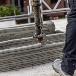 Ein neues Mehrfamilienhaus komplett fertig in 114 Stunden, also in knapp 5 Tagen. Das geht, wenn es aus dem 3D-Drucker kommt, so wie das, in das heute in NRW die ersten Mieter einziehen.