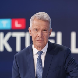 Peter Kloeppel, Fernsehmoderator, sitzt im neuen "RTL Aktuell"-Studio. 