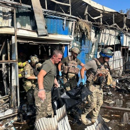 Soldaten und Rettungskräfte auf einen Markt in der Region Donezk