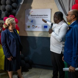 Gilbert F. Houngbo (l.), Generaldirektor der Internationalen Arbeitsorganisation (ILO), Svenja Schulze, Bundesministerin für wirtschaftliche Zusammenarbeit, und Ignatius Baffour Awuah, Minister für Arbeit von Ghana, eröffnen ein Zentrum für Migration. 