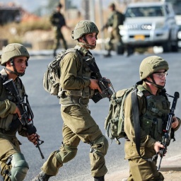 Israelische Soldaten blockieren eine Straße in Huwara im Westjordanland (Israel). 
