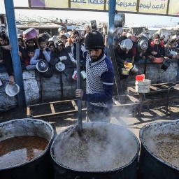 Im Gazastreifen versammeln sich Menschen, um Mahlzeiten von der Wohltätigkeitsküche (Tekka) in Rafah zu erhalten.