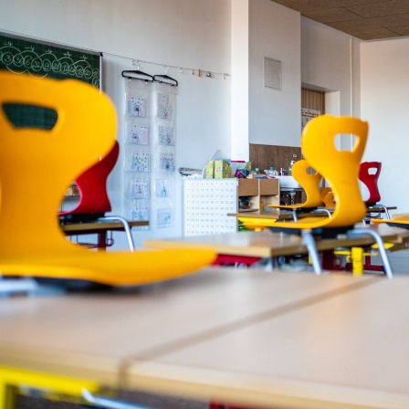 Ein leeres Klassenzimmer einer Grundschule in Dessau