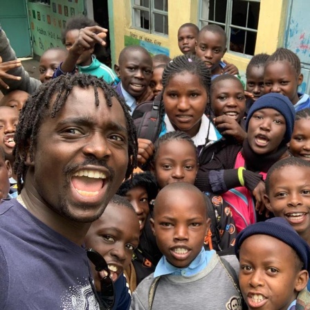 Kevin Ochieng Odour (links) mit Kindern im Slum Kibera in Nairobi. Dort wuchs der Fußballspieler auf.
      