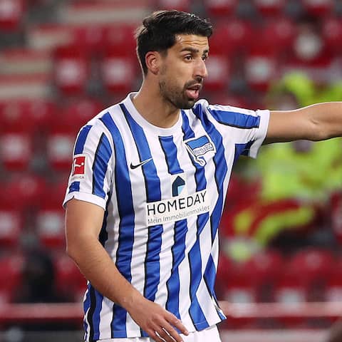 Herthas Sami Khedira zeigt mit seinem linken Arm die Richtung an (Foto: imago images / Contrast)