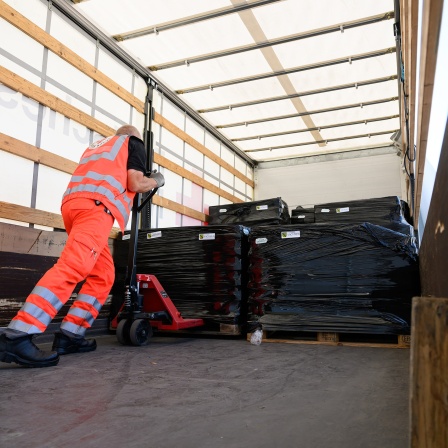 Kisten mit der Hilfslieferung für die vom Hochwasser betroffene Region Niederschlesien werden beim DRK auf einen LKW verladen. 