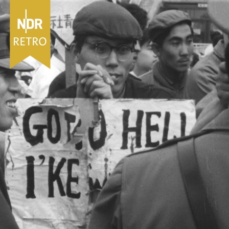 Japaner protestiert mit Schild "Ike go to hell" gegen den Besuch von US-Präsident Dwight D. Eisenhower, Juni 1960.