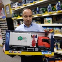 Ingo Loebner, Betreiber von Deutschlands ältesten Spielwarengeschäft, hält in seinem Laden ein Spielzeugauto. 
