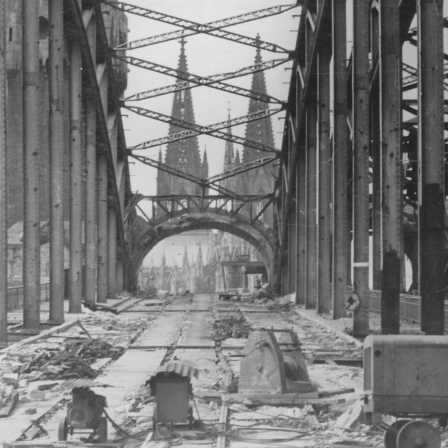 Blick von der gesprengten Hohenzollernbrücke auf den Kölner Dom im Jahr 1945