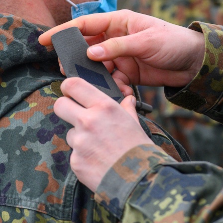 Ein Soldat vom Logistikbataillon 171 "Sachsen-Anhalt" wird auf dem Apellplatz der Clausewitz-Kaserne zum Koporal befördert.