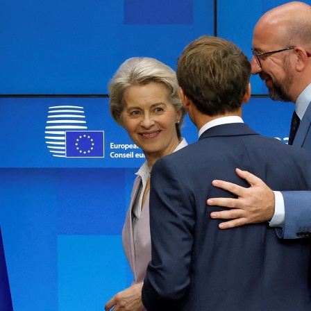 EU-Kommissionspräsidentin Ursula von der Leyen, EU-Ratspräsident Charles Michel und Frankreichs Präsident Emmanuel Macron (mit dem Rücken zur Kamera) beim EU-Gipfel in Brüssel.