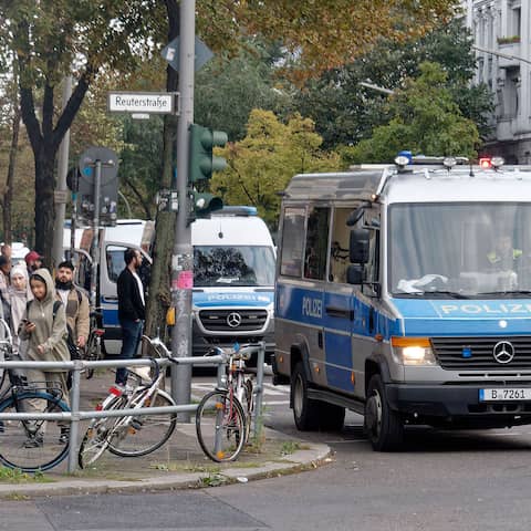 Die Polizei ist mit mehreren Einsatzwagen in der Sonnenallee in Berlin-Neukölln präsent. (Quelle: imago-images/Jürgen Held)
