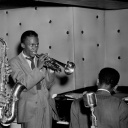 Die Jazz Combo "Three Deuces" bestehend aus Charlie Parker, Tommy Potter, Miles Davis, Duke Jordan und Max Roach bei einem Konzert auf der Bühne.