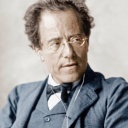 Montage: Gustav Mahler im Schwarz-weiß-Porträt mit In-Ear-Kopfhörern
