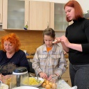 Ukrainische Familie kocht das Nationalgericht Wareniki
