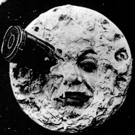 Der Mann im Mond wird im Fantasy-Film Le Voyage dans la Lune von 1902 von einem Raumschiff getroffen.