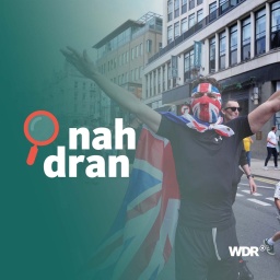 Das Bild zeigt einen Demonstranten bei den rechtsextremen Ausschreitungen in England. Er trägt eine Maske und eine Flagge Großbritanniens. Daneben ist das Logo des Podcasts nah dran. 