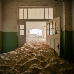 Ein mit Wüstensand geflutetes Haus in der Kolmannskuppe in Namibia.