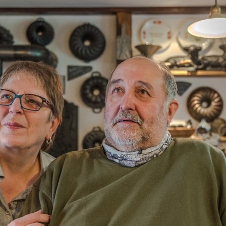 Brigitte und Theo Lukas in ihrem Ofen- und Eisenmuseum in der Eifel