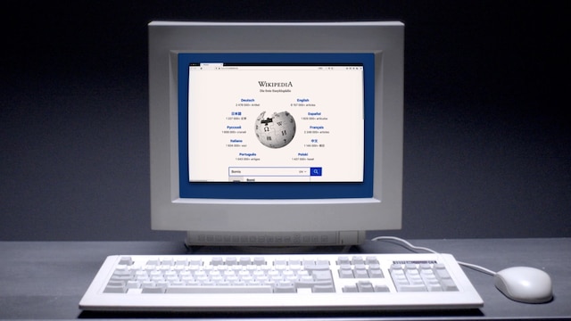 Auf einem Computerbildschirm ist die Startseite der Wikipedia zu sehen
