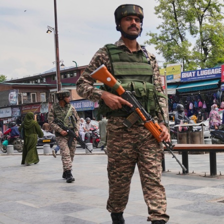 Indische paramilitärische Soldaten patrouillieren auf einem belebten Markt in Srinagar im indisch kontrollierten Kaschmir. 