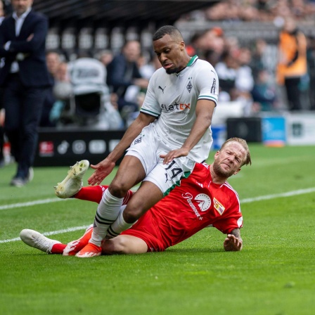 Mönchengladbach gegen Union, Zweikampf um den Ball