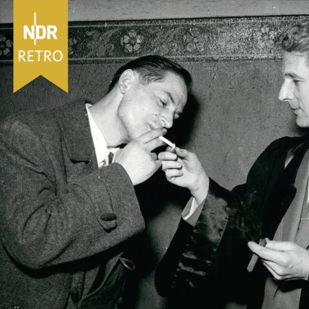 Der Bilderfälscher Lothar Malskat bekommt von seinem Anwalt Dr. Fin Rong eine Zigarette angezündet, 1955