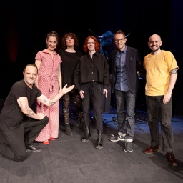Dominic Deville, Patti Basler, Uta Köbernick, Renato Kaiser, Bänz Friedli und Muriel Zemp posieren auf der Bühne