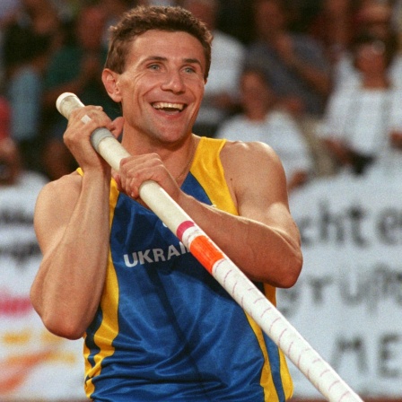 Sergej Bubka aus der Ukraine lacht bei den 4. Leichtathletik-Weltmeisterschaften in Stuttgart (Archivfoto vom 19.08.1993)