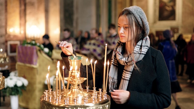 Maria Luise von Preußen zündet eine Kerze in der Kirche an.
