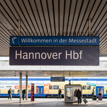 Auf einem Schild an einem Gleis steht "Hannover Hbf"