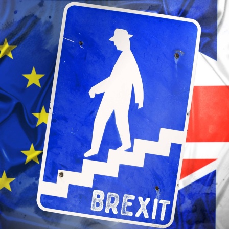Fotomontage: Schild mit Mann auf absteigender Treppe vor den Fahnen von EU und Großbritannien