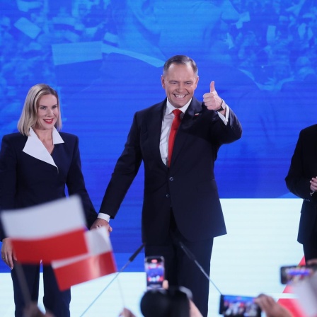 Karol Nawrocki (M) kommt mit seiner Frau Marta Nawrocka (l) und seinem Sohn Antoni zur einer Wahlparty. 