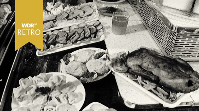Essen aus dem jüdischen Restaurant nett auf einem Tisch angerichtet