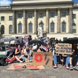 Menschen protestieren auf dem Gelände der Humboldt-Universität Berlin gegen den Krieg im Gazastreifen. 