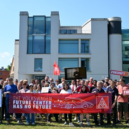 Beschäftigte und Mitglieder der Gewerkschaft IG Metall demonstrieren vor dem Volkswagen Group Future Center Europe in der Potsdamer Schiffbauergasse