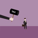 Ilustration: Ein Geschäftsmann mit Aktentasche unter einem Arm mit Hammer und der Aufschrifft "Tax".
      